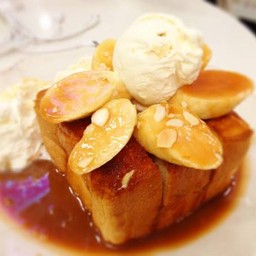 honey toast with banana and caramel sauce. so yummy แผล็บๆ