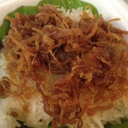 ข้าวเหนียวหมูฝอยหรือจะผสมกับหมูเค็มก็ได้ตามใจชอบ ราคากล่องละ 35 บาท (แอบแพง555)