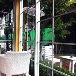 นั่ง ชิวๆ สบายๆ กาแฟหอม ขนมอร่อย