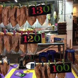 มีขายปลาหมึกบดโบราณหน้าร้านด้วยน้า