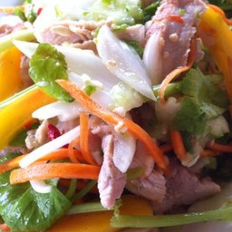 ยำหมูย่าง ใส่แตงกวาหอมน่ากินมาก 