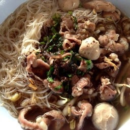 ก๋วยเตี๋ยวเนื้อน่องลายน้ำใส อร่อย ถ้วยเดียวอยู่เลยค่ะ