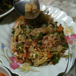 ยำสามไข่ (ไข่ปู ไข่แมงดา ไข่ปลา) แล้วแต่ฤดูกาล บางครั้งก็มีแค่สองไข่