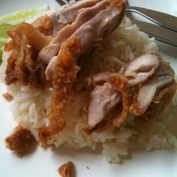 เป็นไก่ทอดที่กรุบกรอบมาก เพราะชุบเกล็ดขนมปังด้วย