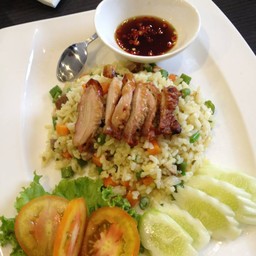 ข้าวผัดหมูแดงไก่ย่างพริกสด