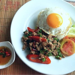 ข้าวผัดกระเพราหมูไข่ดาว