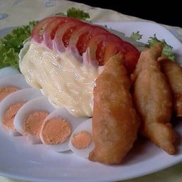 สลัดกุ้ง อาหารขึ้นชื่อของร้าน