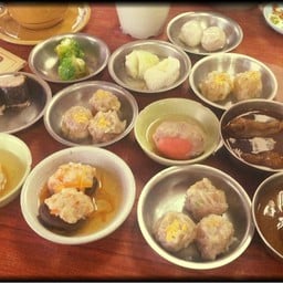 พอนั่ง ก็มีติ่มซำมาเสริฟ เลือกทานตามใจชอบ คิดเงินเท่าที่ทาน