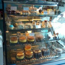 ตู้เค้ก น่ากินทั้งนั้นเลยคะ วันนั้นไปตอนเปิดร้าน เลยเค้กน้อยคะ 