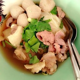 ช.นำชัย ก๋วยเตี๋ยวเนื้อตุ๋น เกาเหลา ข้าวขาหมู