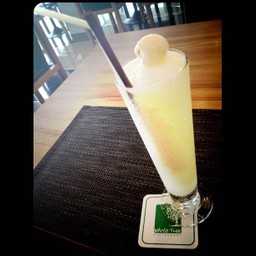 น้ำลิ้นจี่ปั่นค่ะ หวานอมเปรี้ยวนิดๆ สดชื่นนนมากค่ะ ^^