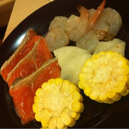 แซลมอน กุ้งแก้ว ข้าวโพด
