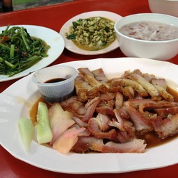 สั่งหมูแดงหมูกรอบจากร้านข้างๆมากินกับข้าวต้ม