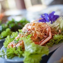 กุ้งห้ารส หนึ่งในเมนูบังคับของที่นี่