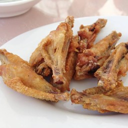 ปีกไก่ทอดน้ำปลา กรอบนอก นุ่มใน รสกลางๆ