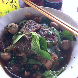 ก๋วยเตี๋ยวเนื้อขาลาย(เนื้อที่มีเอ็น)มีหมูไก่ด้วยคะทางผ่านไปอุทยานภูสวนทราย