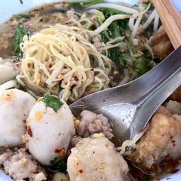 ก๋วยเตี๋ยวแคระ เย็นตาโฟใต้BTSสะพานตากสิน