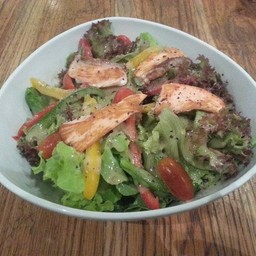 Asian salad มีแซลม่อนมาให้ด้วย