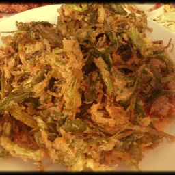 ยำผักบุ้งกรอบ น้ำยำกุ้งปลาหมึกหลบอยู่ข้างล่าง