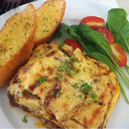 ลาซานญ่าเนื้อ..ชีสเยิ้มมมมม เนื้อกับซอสข้างในชุ่มปาก อีกเมนูที่แนะนำค่ะ