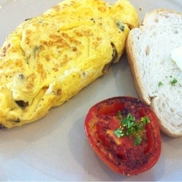 ออมเล็ทเนื้ิอนิ่ม...เลือกไส้ข้างในได้สารพัด จานนี้เป็นไส้เห็ดรวมกับชีสค่ะ