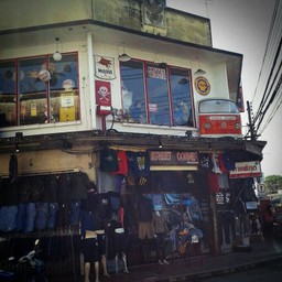 ร้านอยู่ชั้นสองของร้าน street corner ^^