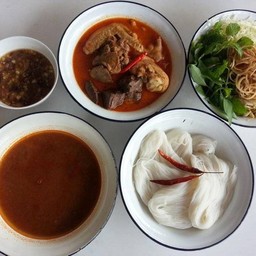 น้ำยาแกงไก่ น้ำยาป่า น้ำพริกหวาน ผักสดสะอาด เส้นเหนียวนุ่ม เส้นเล็กเด้งดึ๋ง