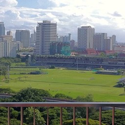 วิวด้านนอกมองเห็นสนามโปโล เขียวชอุ่ม