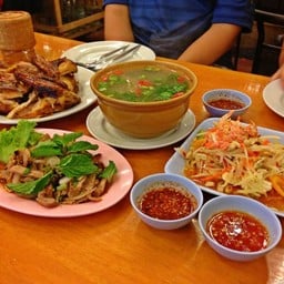 อร่อยมากกับส้มตำไข่เค็ม ต้มยำปลาม้า น้ำตกหมูและไก่ย่าง