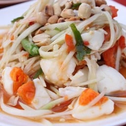 ส้มตำไข่เค็ม เปรี้ยวหวาน อร่อยค่ะ ชอบๆ สั่งมา 3 จานเลยค่ะ ๕๕๕