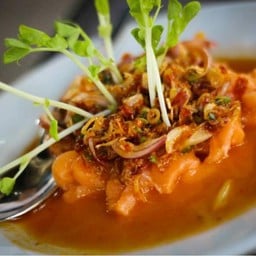 พล่าแซลมอน