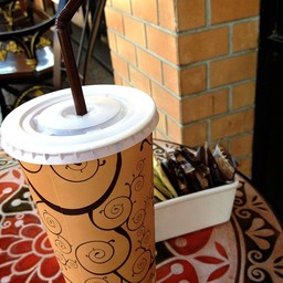 สั่งช็อคโกแลตเย็น แก้วละ 35 บาท กับที่นั่งรับลมด้านหน้าร้าน