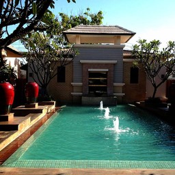 บ่อน้ำพุสไตล์ Boutique Resort ด้านหน้าร้านกาแฟ