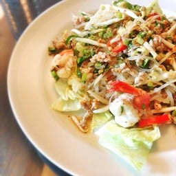 ยำก๋วยเตี๋ยว