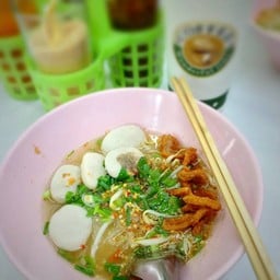 ลูกชิ้นหมูแม่ตุ๋ม หน้าวัดพระศรีฯ