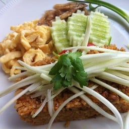 ข้าวผัดน้ำพริกปลาย่าง