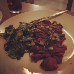 สเต็กเนื้อกับรอคเกตสลัด จานนี้ชอบที่สุด 