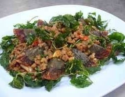 ไข่เยี่ยวม้ากระเพรากรอบ