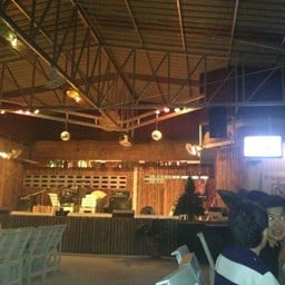 เวทีจะบ้านๆหน่อย แต่ก้อเข้ากะสถานที่นะ