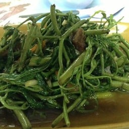 ผัดกระเฉดหมูกรอบ
