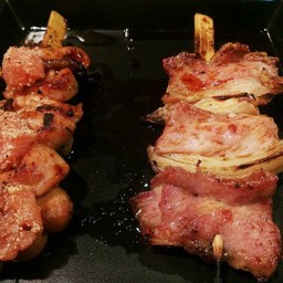 ไก่ย่างถ่านหน้าไข่ปลาค้อด กับ หมูย่างถ่าน
