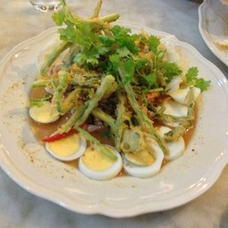 ยำผักบุ้งกรอบ