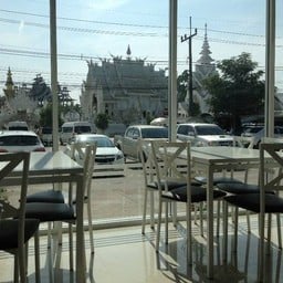 สามารถมองเห็นความงดงามของวัดร่องขุ่นได้ชัดเจน