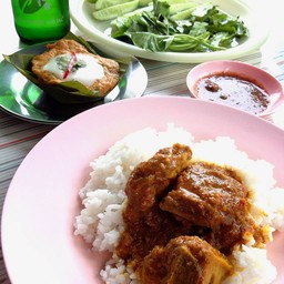 มื้อเที่ยงวันนี้ ข้าวราดแกงคั่วกระดูกหมู+ห่อหมก ผักเคียงพร้อมน้ำพริกฟรี