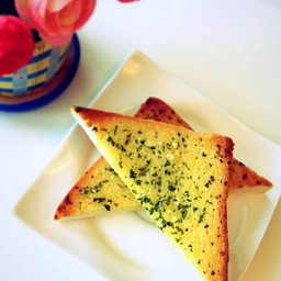 ขนมปังกระเทียม. กรอบนอกนุ่มใน. หอมกรุนเนยกระเทียม