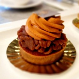 Tuileries ข้างบนคล้าย mont blanc อร่อยดี เสียสองอย่าง ชิ้นมันเล็กและแพงไปหน่อย