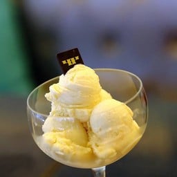 บนยอดไอศครีมจะมี Logo ร้านติดมาด้วย