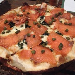 Pizza ปลาแซลมอน