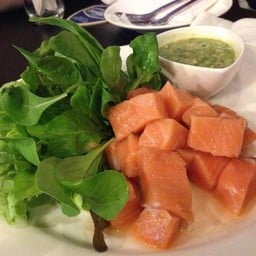 ลาบแซลม่อน อร่อยมาก น้ำจิ้มผสมวาซาบิด้วย