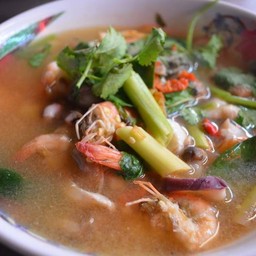 ต้มยำกุ้งปลาหมึกน้ำใส